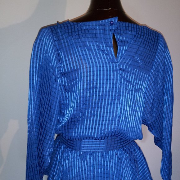 Cowl-neck chiffon dress with peplum & dolby sleeves, vintage 1970s-1980s - Picture 14 of 16